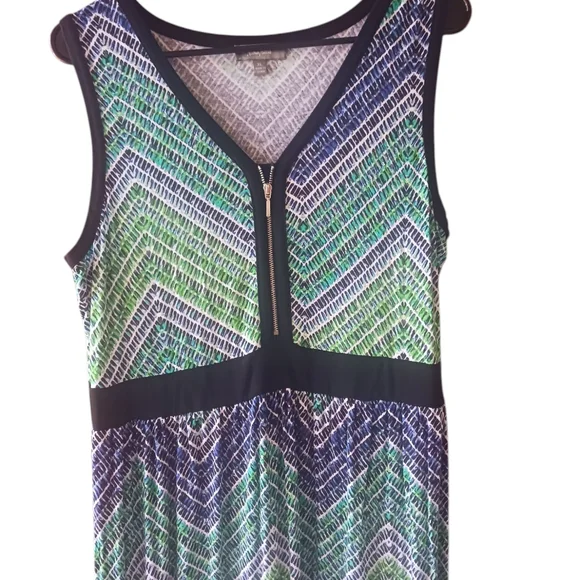 Neiman Marcus Green and Blue Patterned Topelegant, fresh and soft for your skin - Picture 6 of 6